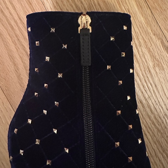 Valentino Garavani Rockstud quilted velvet ankle boots - Picture 5 of 8